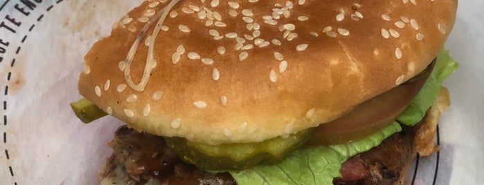 Hamburguesas El Corral is one of Nydiaさんのお気に入りスポット.