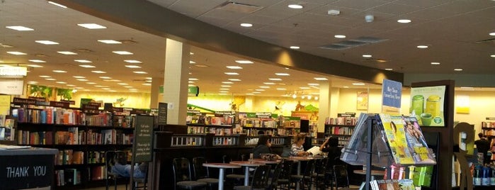 Barnes & Noble Cafe is one of Posti che sono piaciuti a Dezzie.