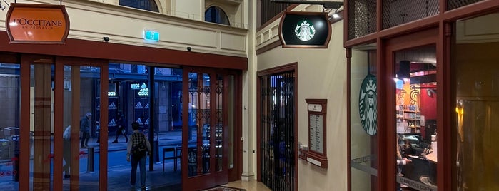 Starbucks is one of Tempat yang Disukai Fernando.