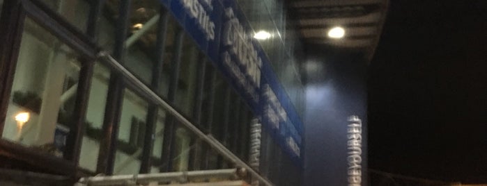 Bolton Arena is one of สถานที่ที่ Jessica ถูกใจ.