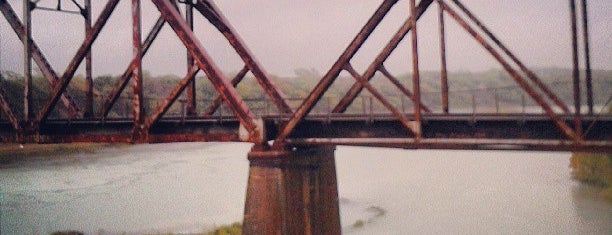 Red River Bridge is one of Orte, die Matt gefallen.