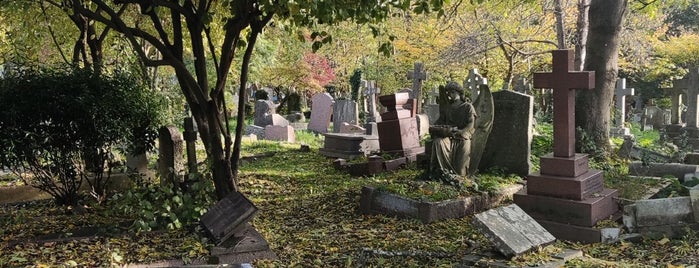 Highgate Cemetery is one of London.