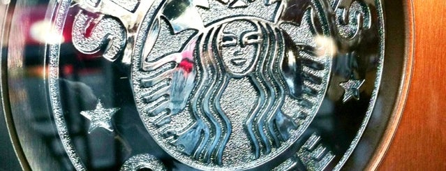 Starbucks is one of Lugares favoritos de Blake.