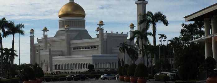 Masjid Omar Ali Saifuddien is one of สถานที่ที่ S ถูกใจ.
