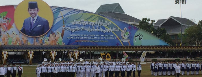 Taman Omar Ali Saifuddien is one of สถานที่ที่ S ถูกใจ.