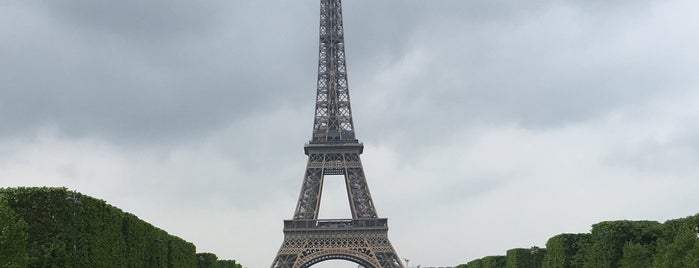 シャン・ド・マルス公園 is one of Paris.