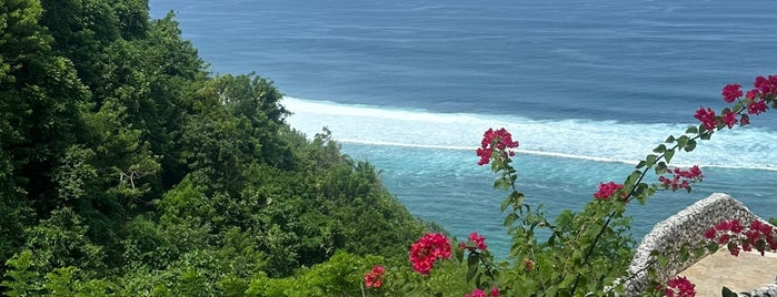 Sunday's Beach Club is one of Bali 420.