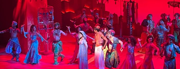 Aladdin @ New Amsterdam Theatre is one of สถานที่ที่ Carola ถูกใจ.