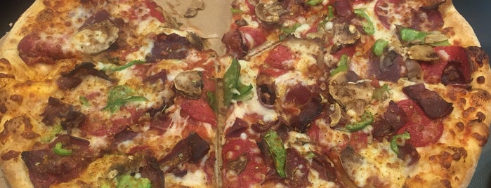 Domino's Pizza is one of Gezginci'nin Beğendiği Mekanlar.