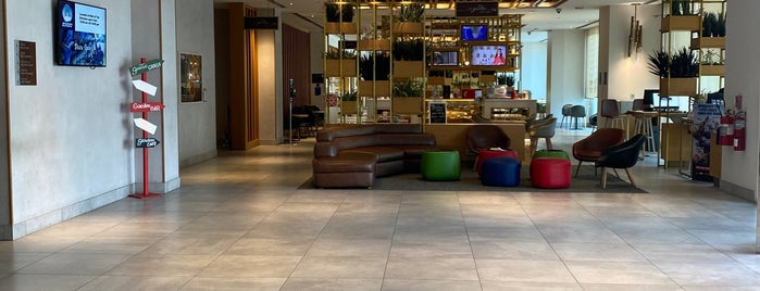 Hilton Garden Inn Dubai Mall Of The Emirates is one of สถานที่ที่ Ronald ถูกใจ.