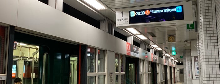 Tozai Line Karasuma Oike Station (T13) is one of 京阪神の鉄道駅.