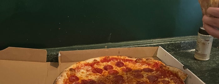 Joe’s Pizza is one of Lugares favoritos de Kat.