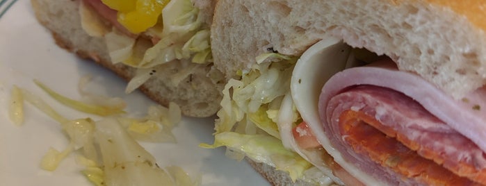 Saddle River Gourmet Deli is one of Stops.