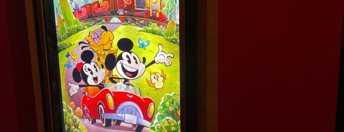 Mickey And Minnie's Runaway Railway is one of David'in Beğendiği Mekanlar.