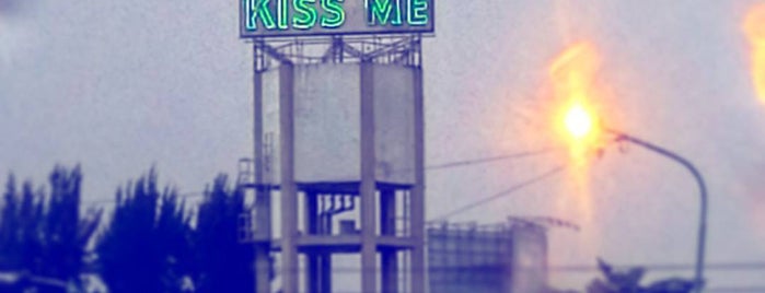 Kiss Me is one of Albergues Transitorios.