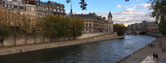 Pont Neuf is one of Paris: To-Do.