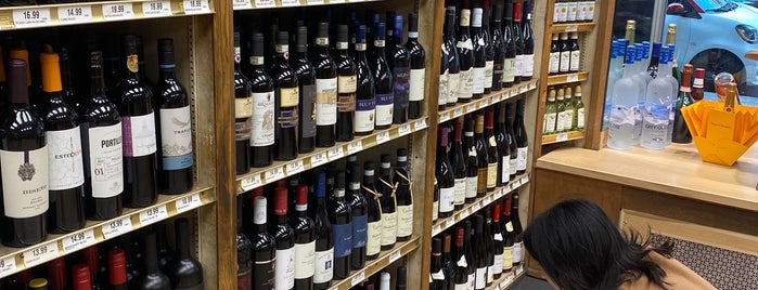 79th Street Wine and Spirits is one of Terecille'nin Beğendiği Mekanlar.