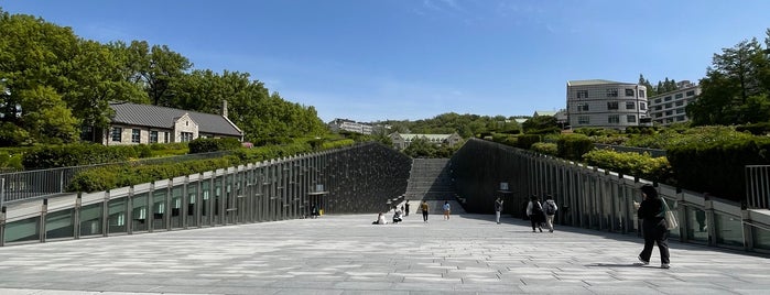 이화여자대학교 입학관 is one of 이화여자대학교 Ewha Womans University.