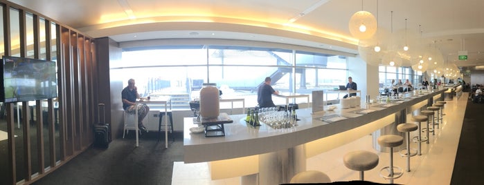 Qantas International Business Lounge is one of Orte, die Todd gefallen.