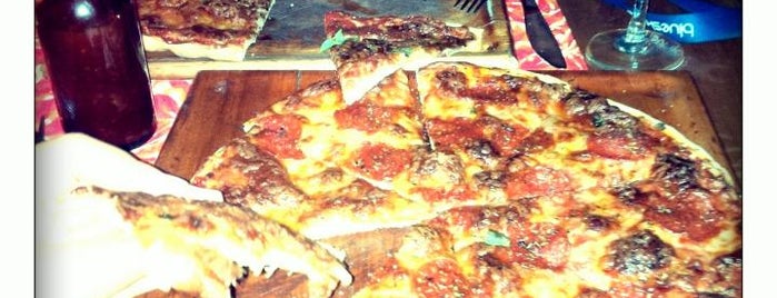 Giordano's Pizzeria is one of Locais salvos de Kimmie.