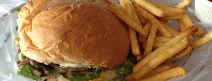 In & Out Gourmet Burgers & Shakes is one of สถานที่ที่บันทึกไว้ของ Kimmie.