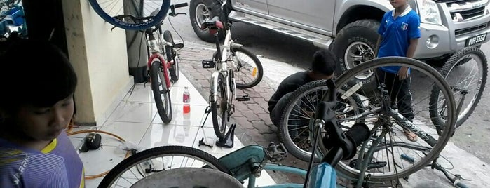 roda kampung kedai basikal is one of Tempat yang Disukai ꌅꁲꉣꂑꌚꁴꁲ꒒.