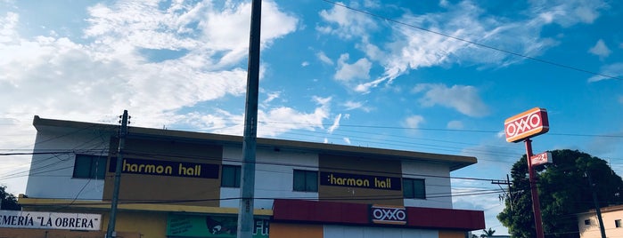 Harmon Hall is one of por ahí.