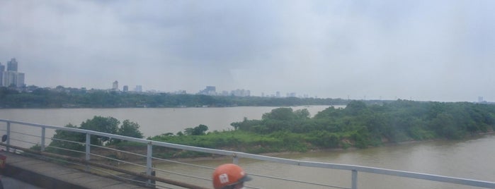 Cầu Long Biên (Long Bien Bridge) is one of Вьетнам.