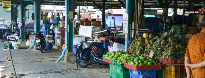 Thon Buri Train Market is one of Tempat yang Disukai Weerapon.