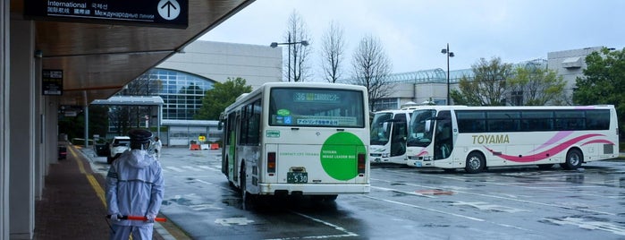 富山空港 バス乗り場 is one of Road.