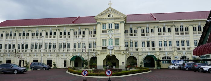 St. George Institution is one of 學校.