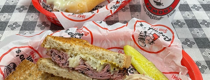 Groucho's Deli of Lexington is one of Lugares favoritos de Mike.