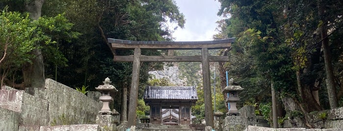十三社神社 is one of 伊豆諸島の神社.
