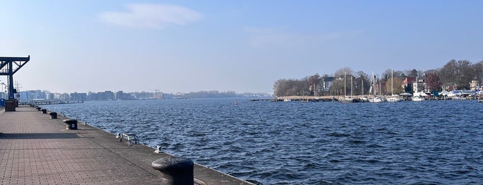 Haedgehalbinsel is one of Rostock.