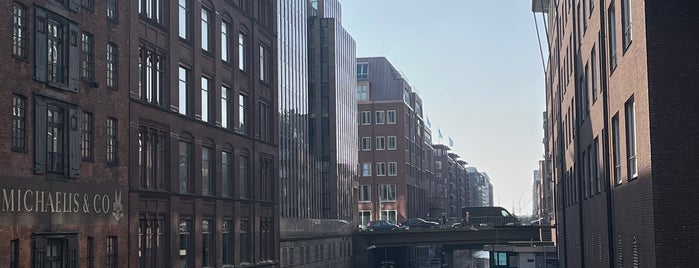 Michaelisbrücke is one of Hamburg allein.