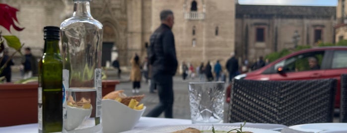 Restaurante El Giraldillo is one of Study abroad to do.