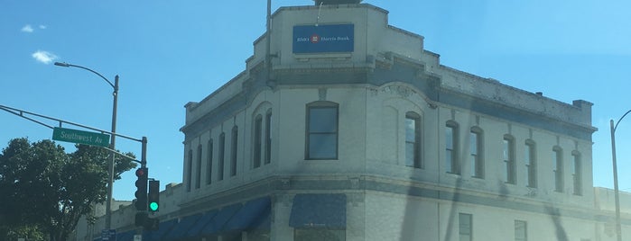 BMO Harris Bank is one of สถานที่ที่ JB ถูกใจ.