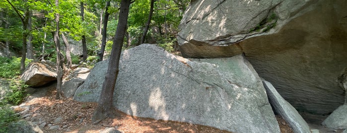 구기탐방지원센터 is one of South Korea's mountains.