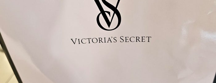 Victoria's Secret PINK is one of สถานที่ที่ Deborah ถูกใจ.
