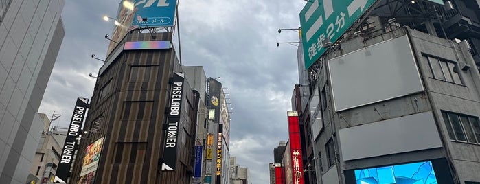 Shinjuku is one of Visitas obligadas.