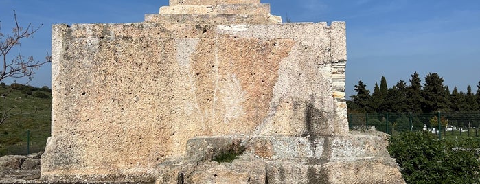 Pers Anıt Mezarı is one of Foça.