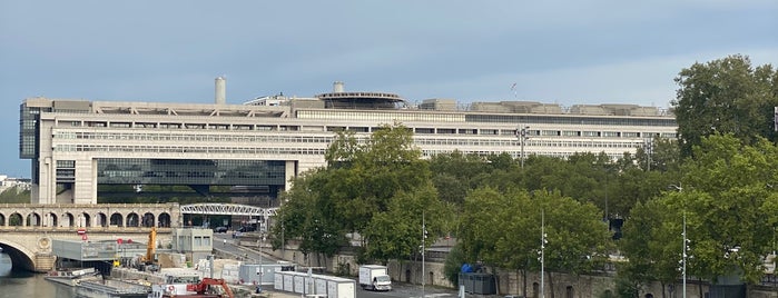 Ministère de l'Économie et des Finances is one of Tempat yang Disukai Vane.