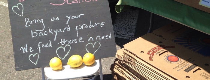 Mar Vista Farmers Market is one of Leahさんのお気に入りスポット.