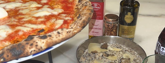 L’Antica Pizzeria da Michele is one of Foodie 🦅'ın Kaydettiği Mekanlar.