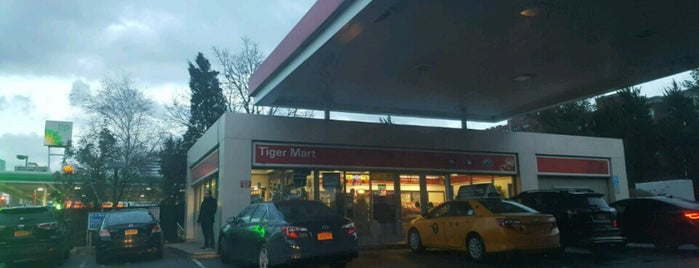 Exxon Station is one of Lauraさんのお気に入りスポット.