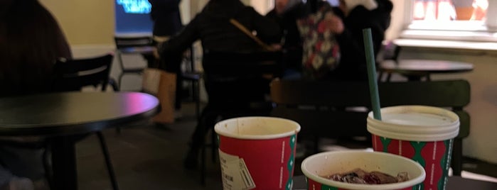 Starbucks is one of Lugares favoritos de Dedi.