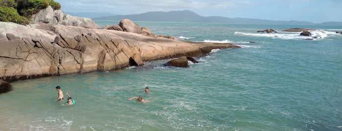 Praia Ganchos de Fora is one of Bombinhas.