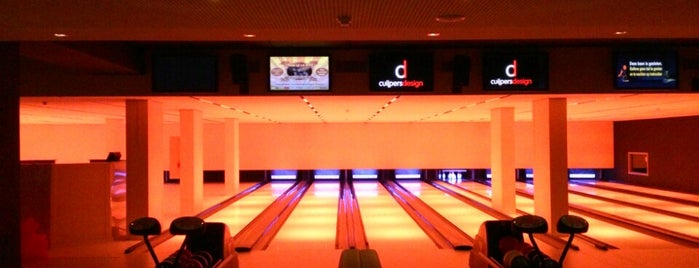 Bowlo Bowling & Lounge is one of Lugares favoritos de Olivia.