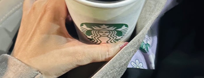 Starbucks is one of Tempat yang Disukai Shadi.