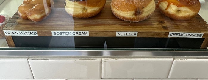 Caroline’s Donuts is one of michele'nin Beğendiği Mekanlar.
